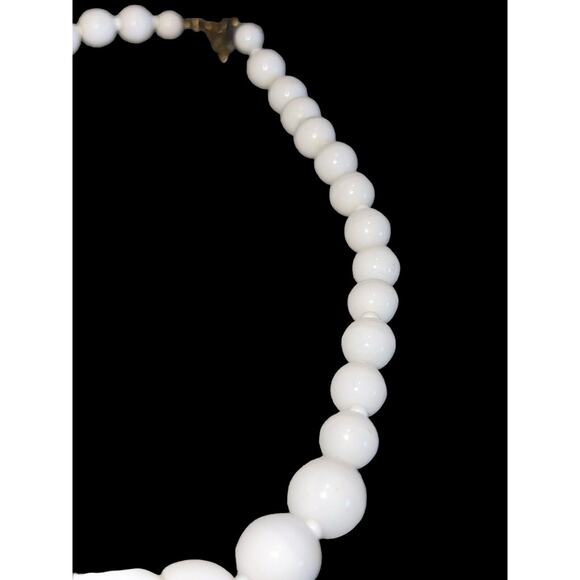 Miriam Haskell 1975-Mid 80’s VTG White Milk Glass Unique Shapes Beaded Necklace - Picture 4 of 10
